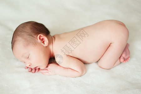 一个美丽的甜甜的新生婴儿女孩睡眠帽子白色孩子毯子图片
