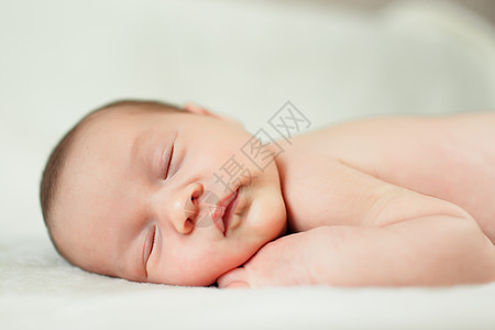 一个美丽的甜甜的新生婴儿毯子女孩睡眠白色帽子孩子图片