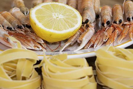 虾鱼是新鲜的面条盘子美食食物烹饪海鲜贝类蔬菜对虾图片
