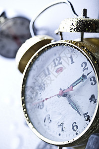 带有冰立方的古典闹钟手表戒指计时员时间滴答水晶柜台冷冻寒冷冰块图片