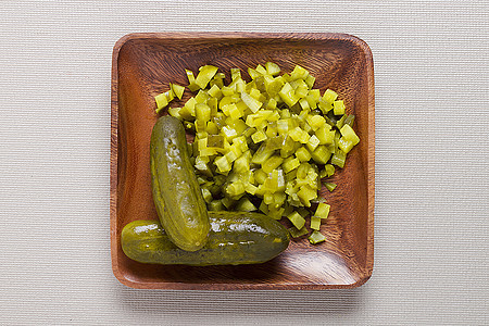 采金黄瓜团体盐水盐渍小吃食物木头盘子蔬菜美食紧缩图片