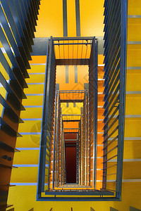 黄色的楼梯背景图片