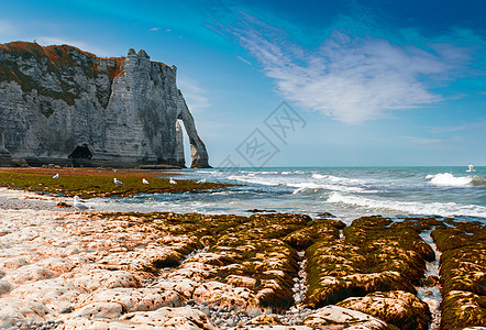 Etretat 诺曼底法国村庄旅行地标海滩天空全景风景海洋石头海岸图片