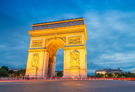 在巴黎的夜晚照亮了Triomphe王宫历史旅行建筑学地标日落城市旅游胜利大街纪念碑图片