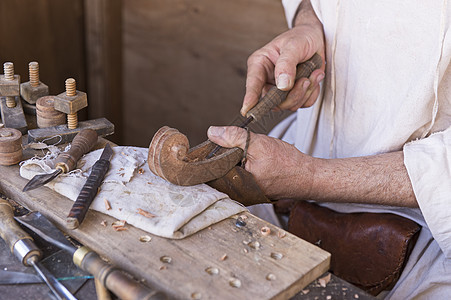 制作乐器的手工艺人艺术工作台工具工艺木凿木屑锯末工匠专家刀刃图片