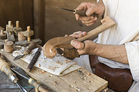 制作乐器的手工艺人刀刃工具艺术锯末小提琴工艺木屑锤子工匠专家图片
