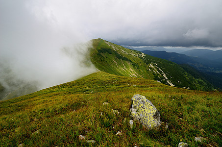 云的山峰高峰农村远足草地戏剧性顶峰苔藓风景丘陵黄草岩石图片