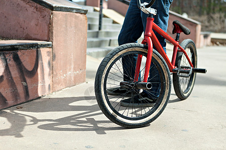 BMX 自行车驾驶机男生轮子牛仔裤闲暇青年运动运动鞋青少年孩子轮胎图片