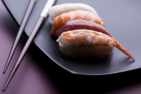 寿司美味可口的传统日本菜午餐黄瓜厨房食物桌子美食饮食盘子海藻鱼片图片