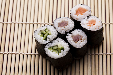 日本滚动 东方烹饪的多彩主题午餐海鲜饮食美食盘子蔬菜黄瓜桌子食物鱼片图片