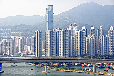 香港市市区桥上高速火车 车速超快城市财产建筑公寓绿色土地高楼民众住房住宅图片