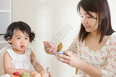 供母喂养儿童家庭食物享受高脚椅女孩成人女儿营养房子女性图片