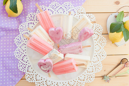 各种冰冻的冰冰棒款待冰淇淋覆盆子水果牛奶柠檬香草盘子心形食谱图片