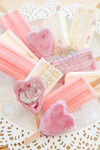 各种冰冻的冰冰棒盘子水果食谱心形牛奶冰棒冰淇淋香草食物款待图片