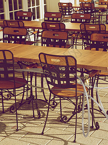 街头咖啡厅阳台风光咖啡馆复古木椅窗户人行道城市咖啡店桌子图片