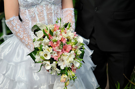 新娘举行白色婚礼 盛满玫瑰和爱情花宝石美丽叶子传统周年花束蜜月戒指订婚珠宝图片