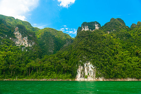 湖泊和山丘景观农村旅行森林木头季节草地植物叶子丛林旅游图片