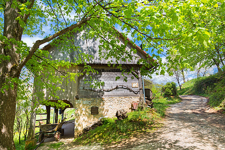 斯洛文尼亚阿尔卑斯群岛的Hayrack和谷仓场地小屋公园农村风景国家旅游木头遗产传统图片