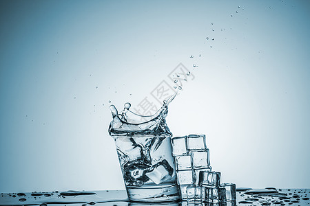 玻璃中的水 加上泼水的泉水活力卫生海浪波纹液体酒精气泡蓝色立方体冰块图片