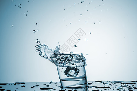 玻璃中的水 加上泼水的泉水活力透明度气泡流动运动水滴环境酒精液体卫生图片