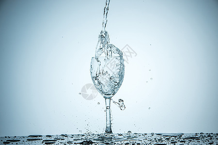 装满水的玻璃杯矿物飞溅气泡海浪茶点反射行动酒精液体苏打图片