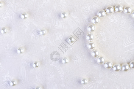 白皮书上的白珍珠项链宝藏宝石珠子反射奢华女性化白色礼物女性展示图片