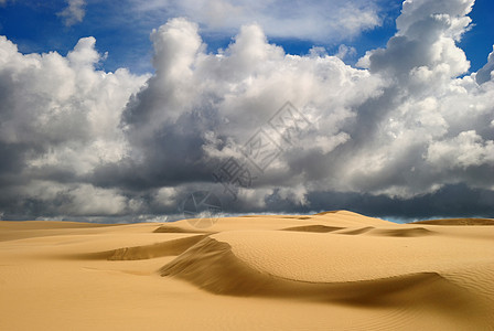 橙色软沙沙丘海浪荒野太阳阴影天空勘探风雨土地日光旅行背景图片