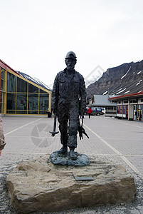 挪威斯瓦尔巴德斯匹茨伯格矿山极地探险家雕像图片