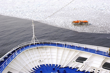 挪威斯瓦尔巴德斯匹茨贝根附近冰雪北极水域的游轮船弓 船上有救生艇最高视线为圣克鲁斯冒险旅游旅行血管船运海洋冰山巡航冰川圆圈图片