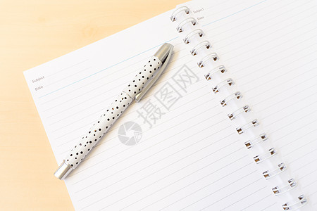 带线条的 公开白笔记本 和有商务C的 白点纸图片