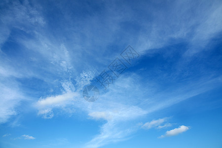 蓝色天空中美丽的夏云 在泰国的Rayong阳光气氛云景太阳雨云水分晴天照片海滩蓝天图片