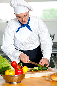 烹煮蔬菜辣椒餐厅厨房桌子职业木头服务商男性玻璃食物图片