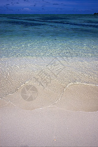 沙滩上的毛里修斯岩石波浪白色棕色海滩石头泡沫海岸绿色蓝色图片