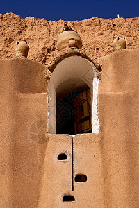 古老的门在马特玛塔的门中白色楼梯花瓶天空历史陶器阴影棕色房子叶子图片