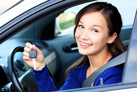 穿着白色车厢的漂亮女驾驶员 显示车钥匙司机窗户青少年运输成人幸福女性微笑驾驶成功图片