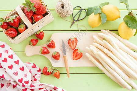白和新鲜草莓柠檬季节食谱蔬菜砧板食物水果果区生产盒子图片