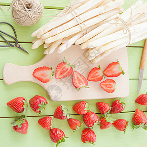 白和新鲜草莓正方形乡村盒子烹饪生产食物季节水果剪刀蔬菜图片