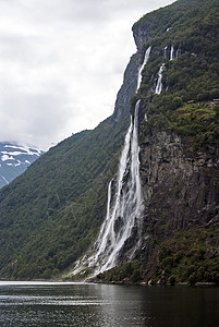 旅游度假和旅行 Nryfjord 峡湾上的山脉和瀑布 位于挪威斯堪的纳维亚半岛的古德旺根火焰岩石绿色风景悬崖图片