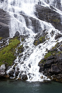 旅游度假和旅行 Nryfjord 峡湾上的山脉和瀑布 位于挪威斯堪的纳维亚半岛的古德旺根火焰岩石悬崖绿色风景图片