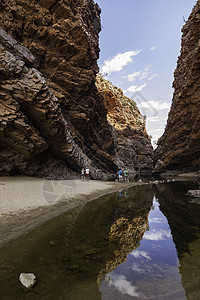 澳大利亚北部地区荒野游客旅游岩石沙漠环境日落天空绿洲吸引力图片