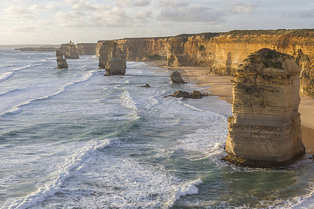 澳大利亚大海路上十二个使者 位于澳洲大大洋路国家蓝色旅游波浪日落天空游客侵蚀公园悬崖图片