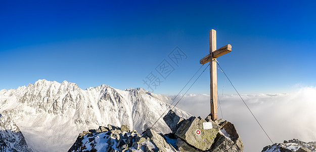 冬季山峰的景象与十字 高塔特拉山脉图片