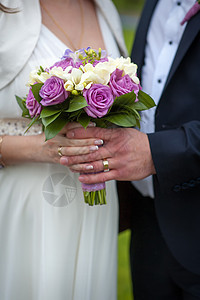 新娘和新郎手中的美丽的婚礼花束图片