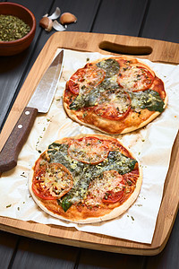 菠菜和番茄披萨盘子草本植物小吃食物木板烘烤蔬菜美食圆形木头图片