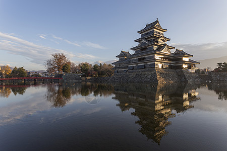 日本松本城堡武士遗产天空地标寺庙游客反射皇帝观光吸引力图片