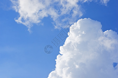 白云像女人一样在蓝天欢笑图片