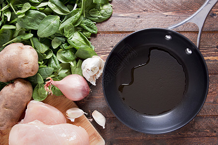 用植物油煎锅蔬菜绿色油炸烘烤食物洋葱食材土豆木头烹饪图片