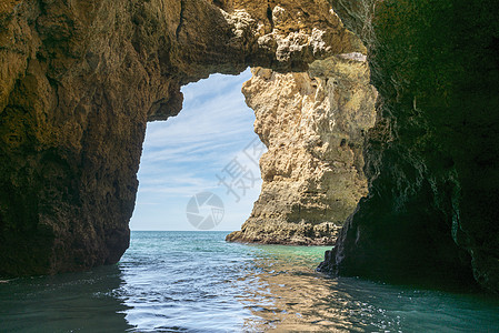 岩石和悬崖在拉合物中海景波浪天空海滩旅行蓝色海洋阳光支撑孤独图片