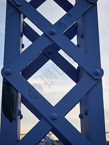 蓝天彩绘铆接桥的细节铆钉蓝色天空工业金属力量工程技术白色框架图片