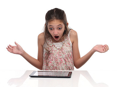 带着平板电脑的年轻前女孩惊讶药片女孩惊喜青少年教育娱乐享受女性青春期幸福图片